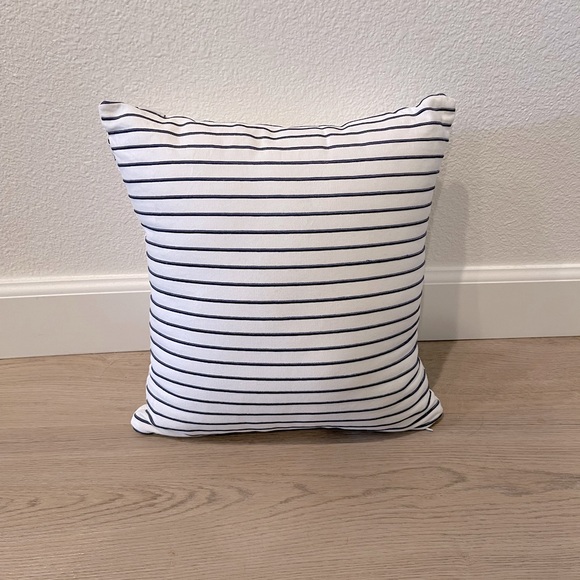 Madison Cotton Throw Pillow by Vera Bradley (~ 16” x 16”). - Picture 1 of 3